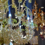 لوستر مدل مورانو 12 شاخه عسلی سبز پودر طلا-سه