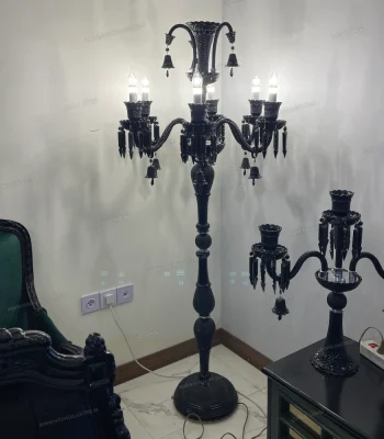 کنار سالنی ایستاده مدل باکارا 5 شاخه مشکی-