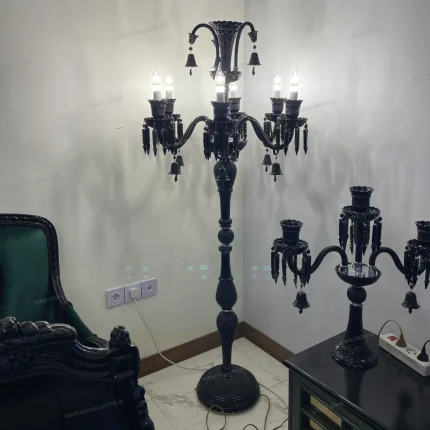 کنار سالنی ایستاده مدل باکارا 5 شاخه مشکی-